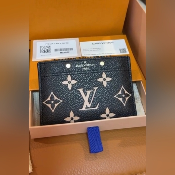 Louis Vuitton Card Holder - Picture 2 of 8